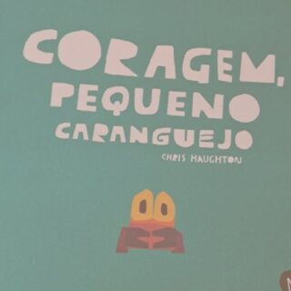 Coragem, pequeno caranguejo 

Este é sobre coragem. Sobre todos os sentimentos no coração, que nos fazem negar e não querer ir ou fazer. É sobre o sentimento de darmos aquele passo no vazio. E é sobre felicidade. Aquela que invade o corpo e a alma depois de conseguirmos.

Voltámos sempre a este em dias difíceis.

Os livros infantis têm este poder na nossa imaginação, de nos fazer colocar as coisas em perspectiva e abrir a porta a conversas sobre temas que são precisos abordar sem falar propriamente na situação.

✨️ Partilha esta sugestão para que mais famílias conheçam este livro e tenham mais uma ferramenta para falarem com os seus pequenos sobre dias difíceis, em que é "só" preciso um empurrãozinho.

Editora: @orfeunegroeditora